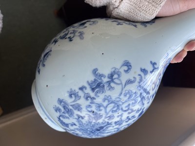 Lot 16 - A Chinese blue and white guglet