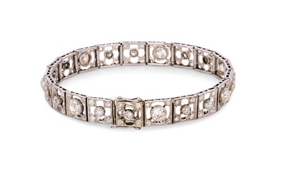 Lot 272 - An early 20th Century platinum and diamond bracelet