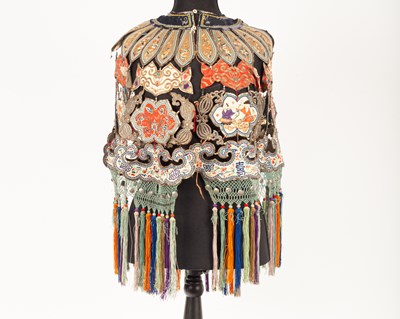 Lot 152 - A Chinese lady's multi-tiered collar