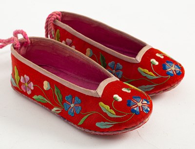 Lot 111 - A Chinese girl's headband