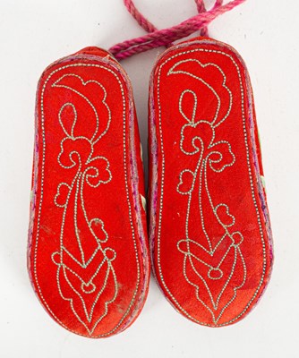Lot 111 - A Chinese girl's headband