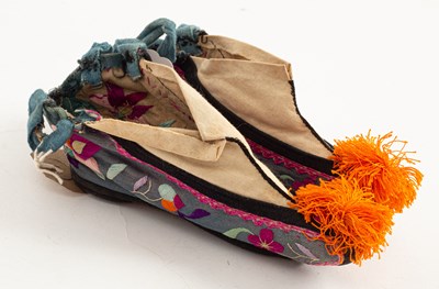 Lot 123 - A pair of Chinese lady's shoes for bound feet