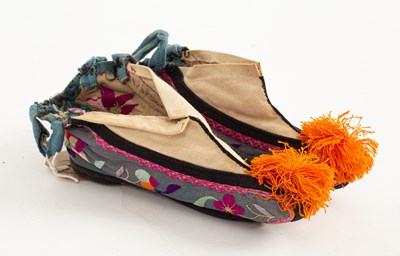 Lot 123 - A pair of Chinese lady's shoes for bound feet