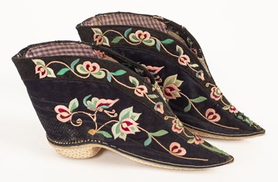 Lot 132 - A pair of Chinese lady's shoes for bound feet