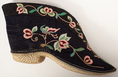 Lot 132 - A pair of Chinese lady's shoes for bound feet