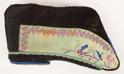 Lot 132 - A pair of Chinese lady's shoes for bound feet