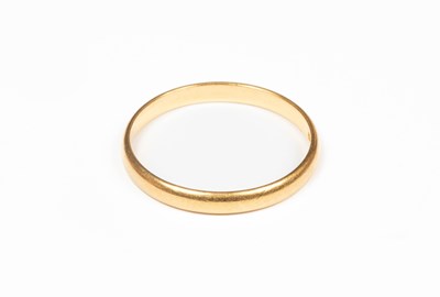 Lot 366 - A 22ct gold wedding band