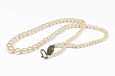 Lot 369 - A single row of graduated pearls, with...