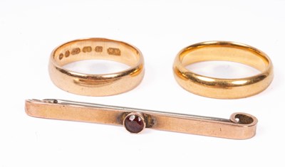 Lot 370 - A 22ct gold wedding band