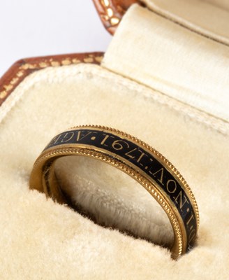 Lot 32 - A George III gold and black enamel mourning ring