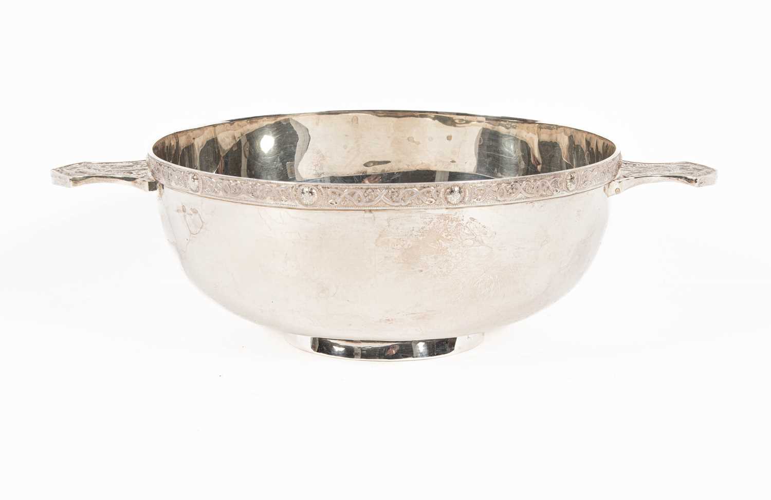 Lot 374 - A silver quaich