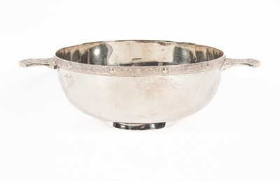 Lot 374 - A silver quaich