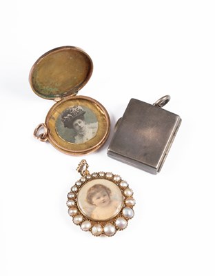 Lot 277 - An Edwardian pendant locket