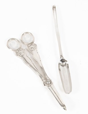 Lot 370 - A George III silver marrow scoop