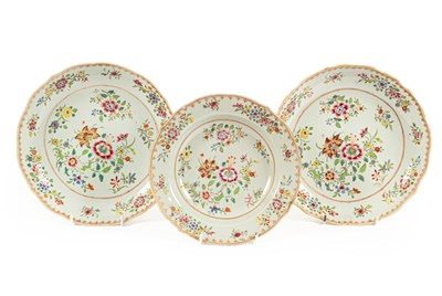 Lot 18 - A pair of Chinese famille rose shallow bowls