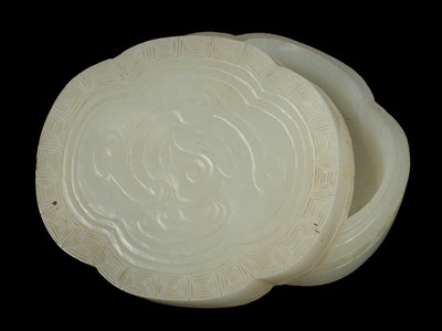 Lot 17 - A Chinese jade box and cover