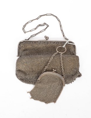 Lot 405 - A silver chain purse