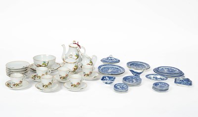 Lot 1005 - A doll's blue and white pearlware dinner service