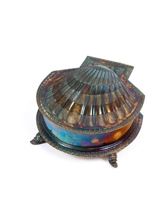 Lot 313 - An Edwardian silver and silver gilt inkwell of scallop shell form