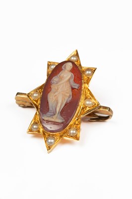 Lot 372 - A Victorian carved hardstone cameo brooch