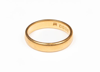 Lot 374 - A 22ct gold wedding band