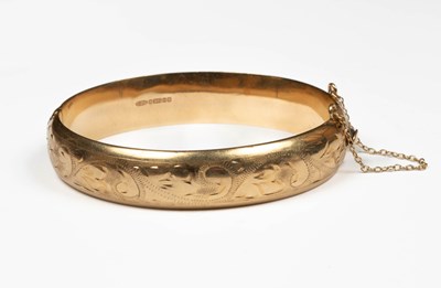 Lot 376 - A Victorian 9ct gold hinged bangle