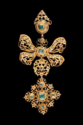 Lot 238 - An 18th Century Spanish gold and emerald pendant