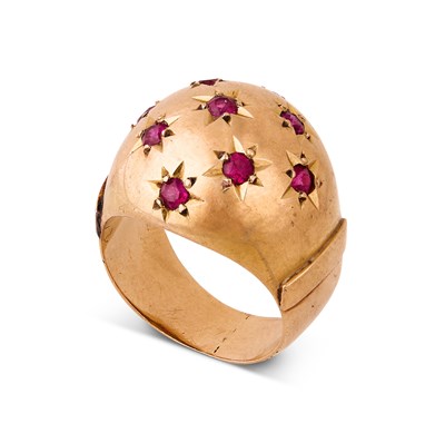 Lot 243 - A Continental 18k yellow gold and ruby bombe ring