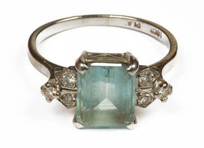 Lot 361 - An Art Deco 18ct white gold and aquamarine ring