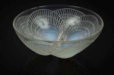 Lot 257 - A René Lalique coquille opalescent bowl