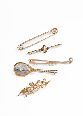 Lot 284 - An early 20th Century 15ct gold and seed pearl bar brooch