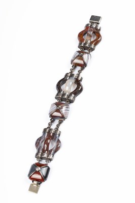 Lot 293 - A Victorian Scottish white metal and agate bracelet