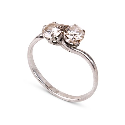 Lot 299 - A diamond toi et moi ring