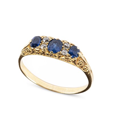 Lot 307 - An Edwardian sapphire and diamond dress ring