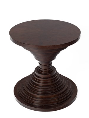 Lot 569 - A circular table