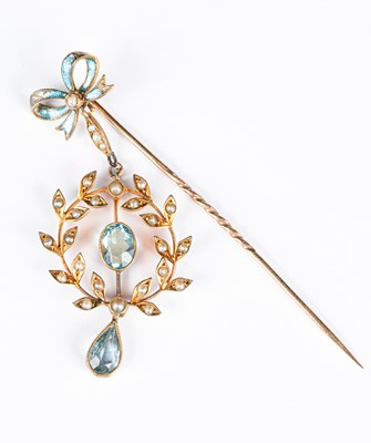 Lot 280 - An Edwardian 9ct yellow gold aquamarine and seed pearl pendant stick pin