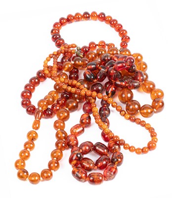 Lot 389 - A Baltic amber necklace