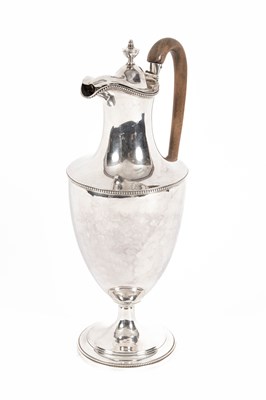 Lot 413 - A George III silver claret jug