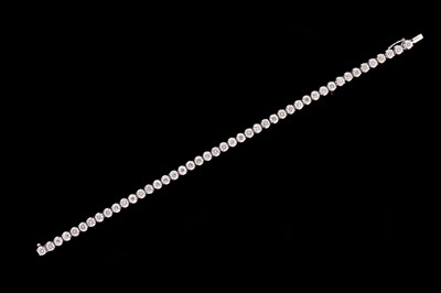 Lot 203 - An 18ct white gold diamond tennis bracelet