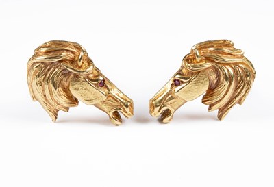 Lot 207 - Equestrian interest: A pair of 18ct gold cufflinks