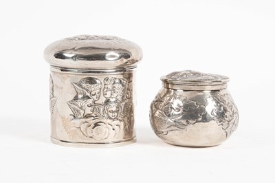 Lot 318 - A circular silver pot