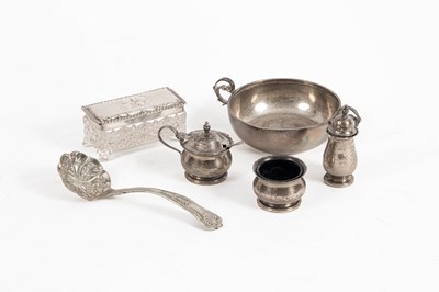 Lot 319 - A quantity of silver