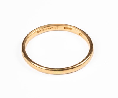 Lot 211 - A 22ct gold wedding band