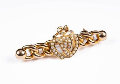 Lot 213 - A gold coloured sweetheart brooch