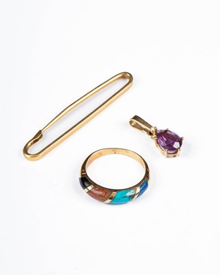 Lot 223 - A yellow gold and semi precious dress ring