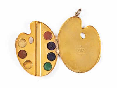 Lot 256 - A novelty 9ct gold artists palette/paint box pendant