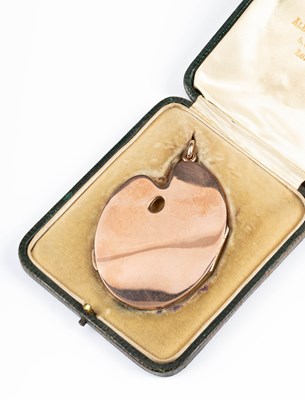 Lot 256 - A novelty 9ct gold artists palette/paint box pendant