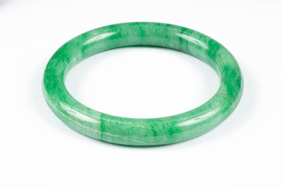 Lot 261 - A green jade bangle