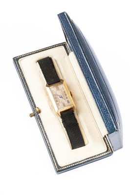 Lot 411 - A French 18k gold cased wristwatch