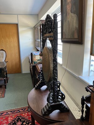 Lot 136 - A Chinese gong